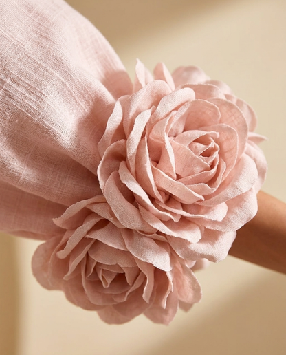 Vestido Midi Rosa con Botones de Flores y Mangas Florales Extravagantes