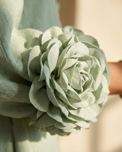 Vestido Midi Verde Salvia Místico con Botones de Flores y Mangas Florales Extravagantes