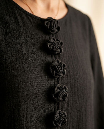 Vestido Midi Negro Floral con Botones y Mangas Florales Extravagantes
